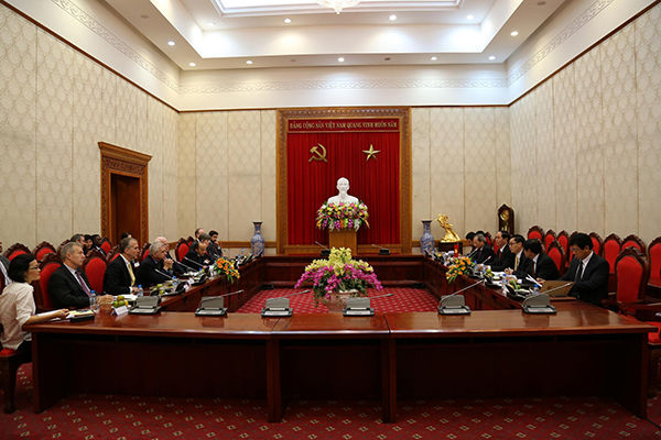 Глава МОБ Вьетнама принял сенатора США Джона Маккейна